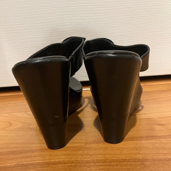 BCBG Platform Leather Sandals NWOT - Picture 3 of 4